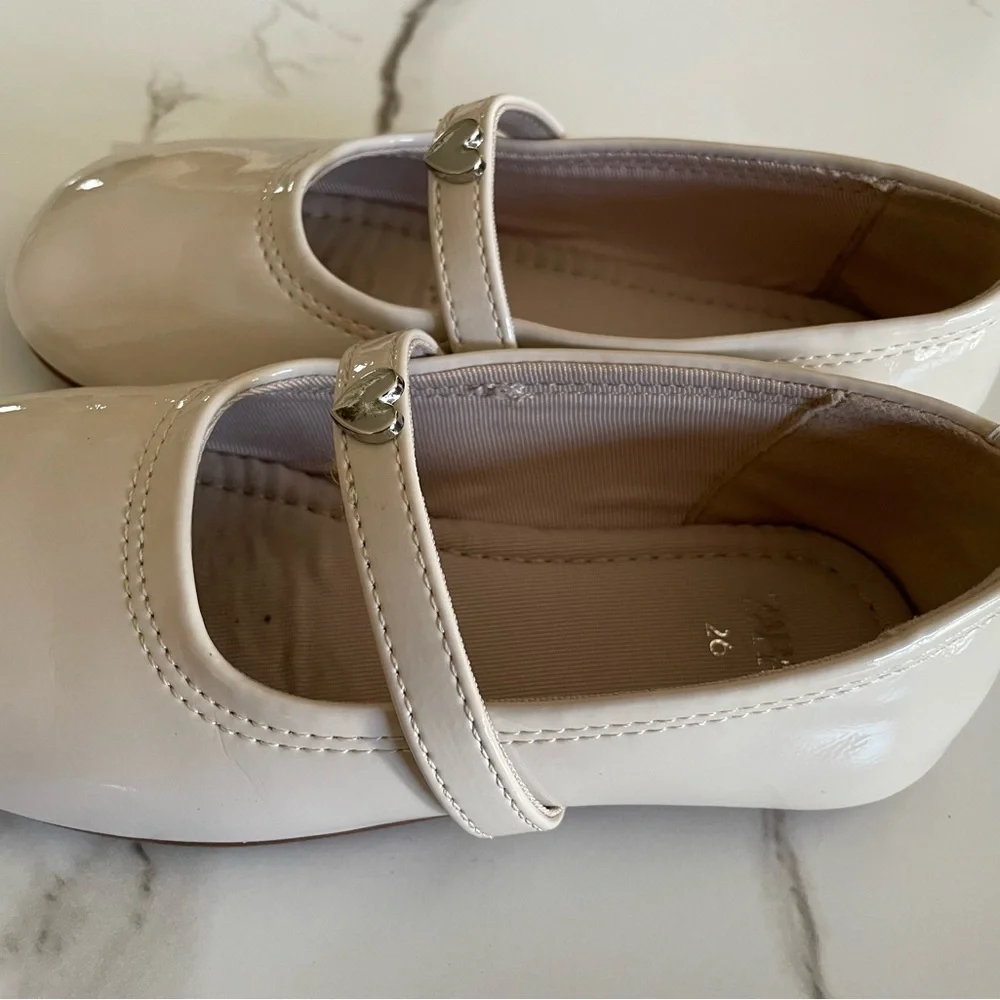 ZARA Girls Cream Patent Mary Jane Shoes with Heart Buckle